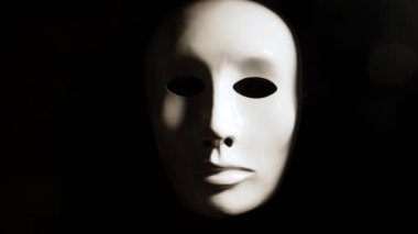 Koyu arkaplanda beyaz yüz maskesi.