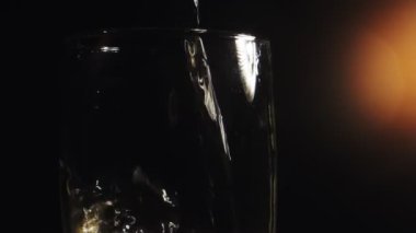 Şampanyayı bardağa dolduruyorum.