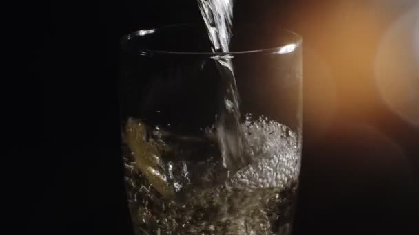 シャンパンをグラスに入れる — ストック動画