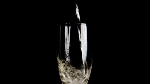 Champagne Een Glas Gieten — Stockvideo