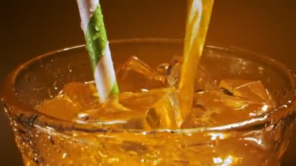 倒入鲜橙柠檬水或鸡尾酒 — 图库视频影像