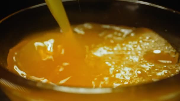 Verter Limonada Mocktail Naranja Fresca — Vídeos de Stock