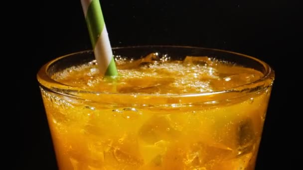 Frische Orangenlimonade Oder Mocktail Einschenken — Stockvideo