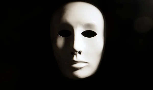 Weiße Gesichtsmaske Auf Dunklem Hintergrund — Stockfoto