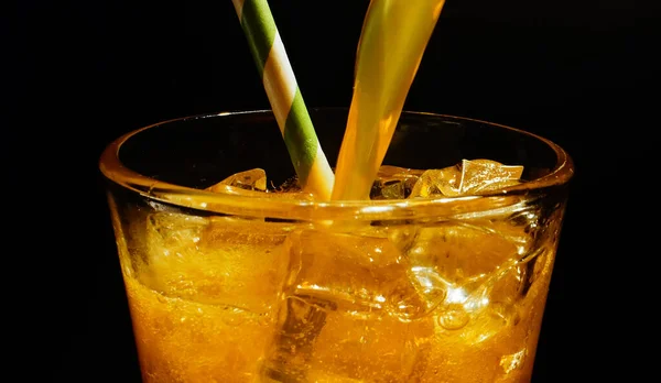 Pouring Fresh Orange Lemonade Mocktail — Stock Photo, Image