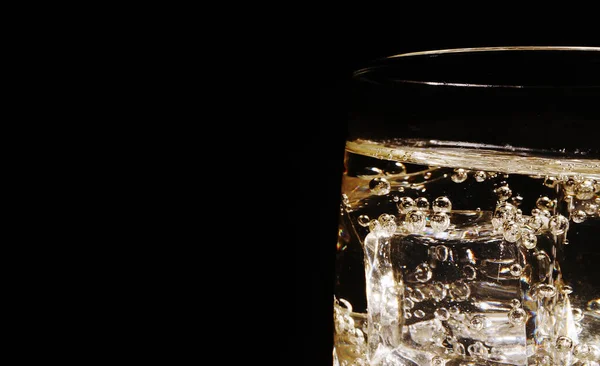 Sklenice Šampaňského Kostkami Ledu Zblízka — Stock fotografie