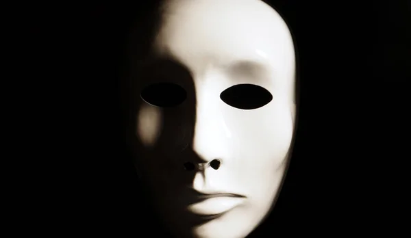 Weiße Gesichtsmaske Auf Dunklem Hintergrund — Stockfoto
