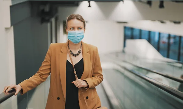 Woman Medical Mask Rides Escalator Shopping Center — Stock Photo, Image