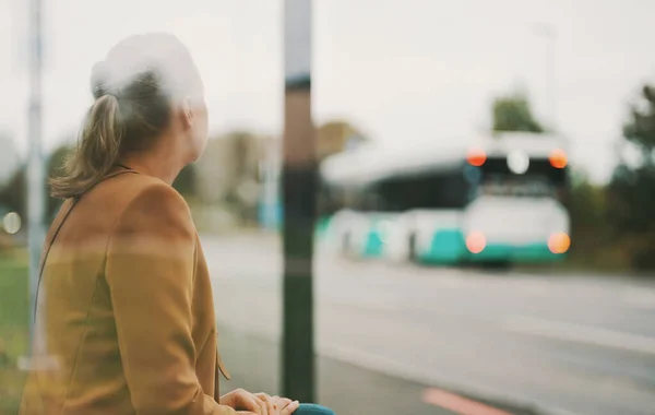 Kvinnan Väntar Bussen Vid Busshållplatsen — Stockfoto