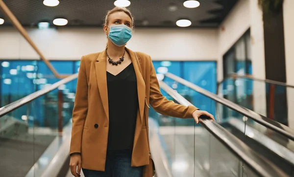 Woman Medical Mask Rides Escalator Shopping Center — Stock Photo, Image