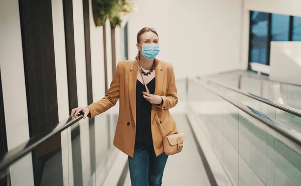 Woman Medical Mask Rides Escalator Shopping Center — Stock Photo, Image