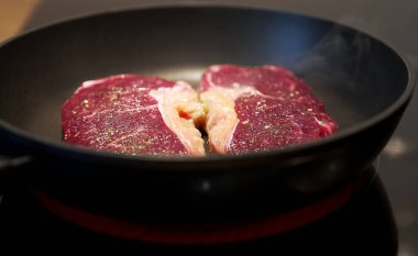 Sulu sığır filetosu tavada pişirilir..