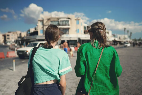 Mutter Und Tochter Spazieren Durch Die Stadt — Stockfoto