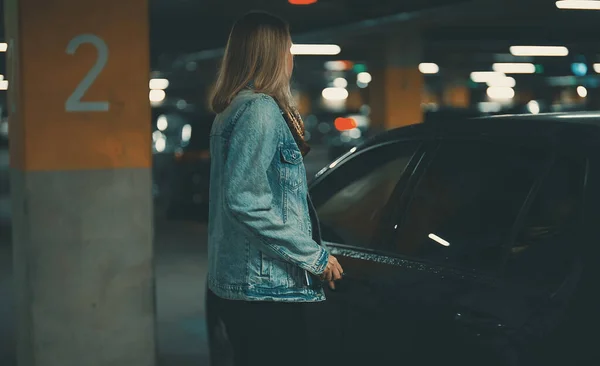 Mulher Desbloqueando Seu Carro Com Chave Estacionamento Subterrâneo — Fotografia de Stock