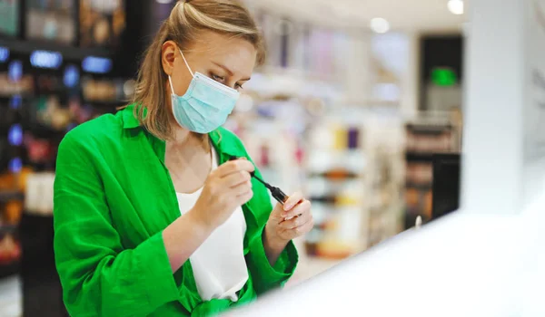 Woman Trying Cosmetics Products Cosmetics Store — Stock Photo, Image