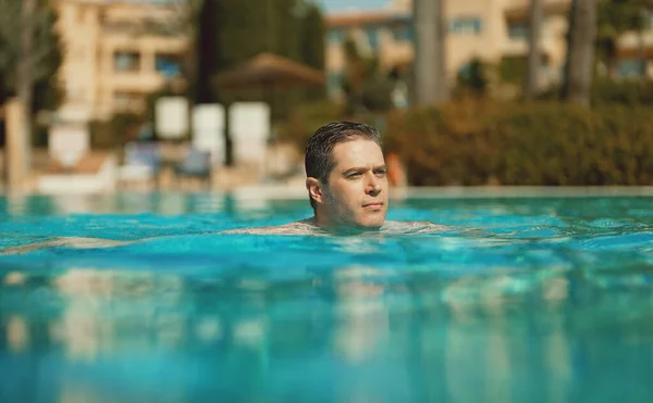 Mann Schwimmt Freibad — Stockfoto