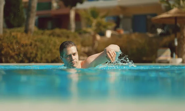 Homme Nageant Dans Piscine Extérieure — Photo