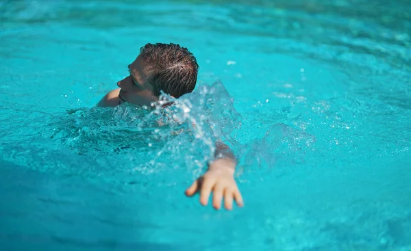 男子在室外游泳池游泳 — 图库照片