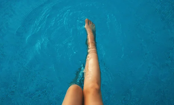 Weibliche Beine Frau Sitzt Der Nähe Des Pools — Stockfoto