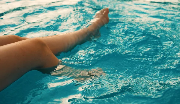 女性腿 坐在游泳池边的女人 — 图库照片