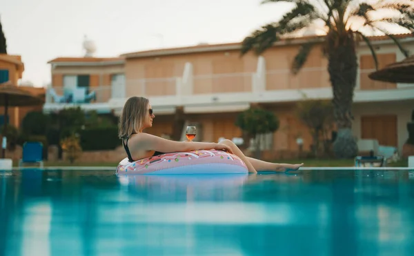 Žena Červenou Sklenkou Vína Relaxační Bazénu — Stock fotografie