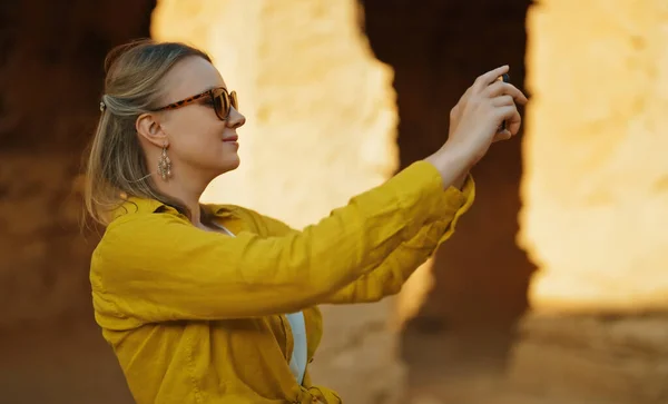 Mujer Filmando Vídeo Través Smartphone Excursión —  Fotos de Stock