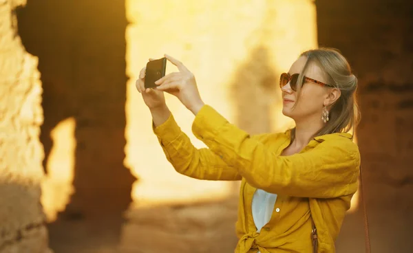 Mujer Filmando Vídeo Través Smartphone Excursión — Foto de Stock