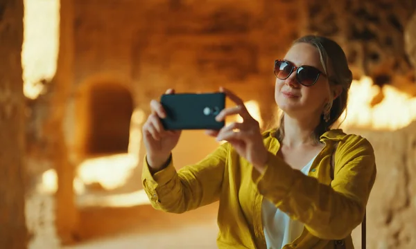 Mulher Filmando Vídeo Smartphone Excursão — Fotografia de Stock