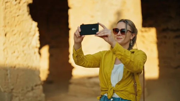 Mujer Filmando Vídeo Través Smartphone Excursión —  Fotos de Stock