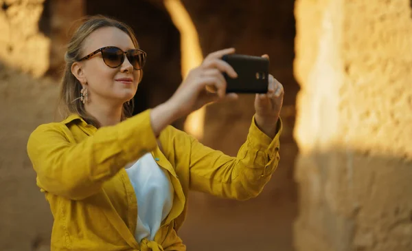 Mulher Filmando Vídeo Smartphone Excursão — Fotografia de Stock
