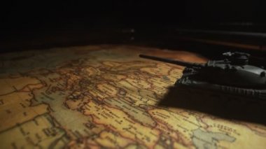 Ukrayna haritasında tanklar. Silah tedarik kavramı.