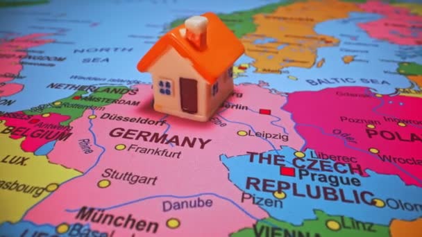 Kleines Spielzeughaus Auf Der Karte Von Deutschland — Stockvideo