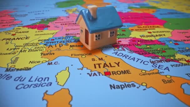 Pequena Casa Brinquedo Mapa Itália — Vídeo de Stock