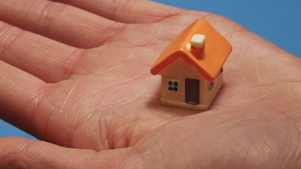 Kleines Spielzeughaus Der Weiblichen Handfläche Immobilienkonzept — Stockvideo
