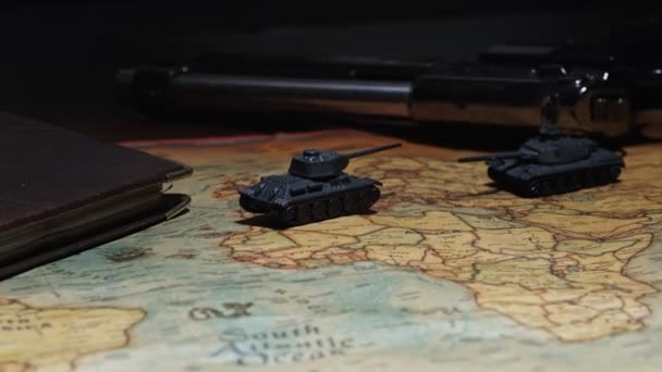 地图上的玩具坦克乌克兰境内的军事行动 — 图库视频影像