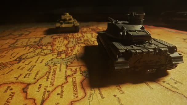 マップ上のおもちゃのタンク ウクライナでの軍事作戦 — ストック動画