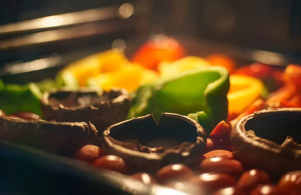 西红柿和红辣椒在烤箱中烘烤 健康食品概念 — 图库照片