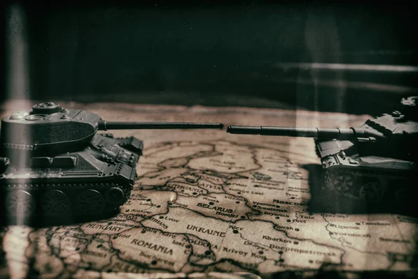 地图上的玩具坦克乌克兰境内的军事行动 — 图库照片