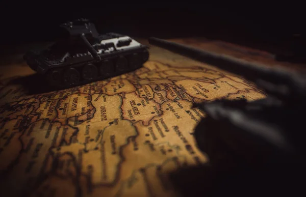 マップ上のおもちゃのタンク ウクライナでの軍事作戦 — ストック写真