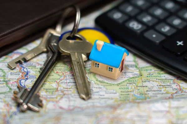 Toy House Keys Calculator Real Estate Purchase Concept — Stock Photo, Image