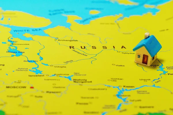 俄罗斯地图上的小玩具屋 — 图库照片