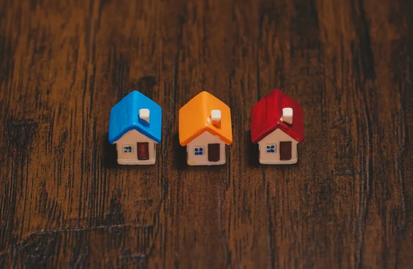 Tres Casas Juguetes Sobre Mesa Concepto Inmobiliario — Foto de Stock