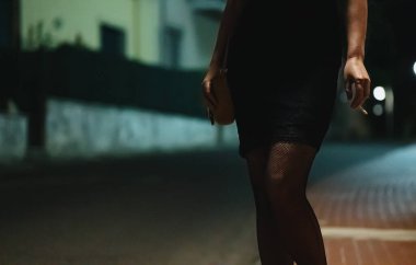 Sokakta sigara içen bir kadın fahişe..