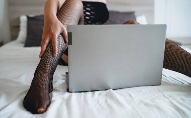 Web kamerası modeli olarak çalışan baştan çıkarıcı kadın.