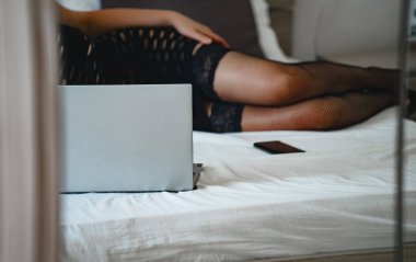 Web kamerası modeli olarak çalışan baştan çıkarıcı kadın.