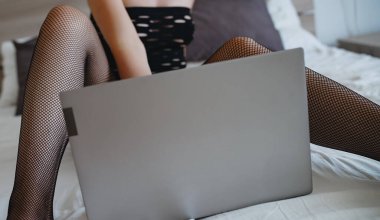 Web kamerası modeli olarak çalışan baştan çıkarıcı kadın.