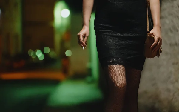 Prostituta Femminile Con Sigaretta Strada — Foto Stock