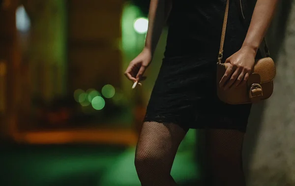 Prostituée Avec Cigarette Dans Rue — Photo