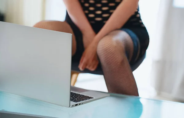 Verführerische Frau Arbeitet Als Webcam Model — Stockfoto