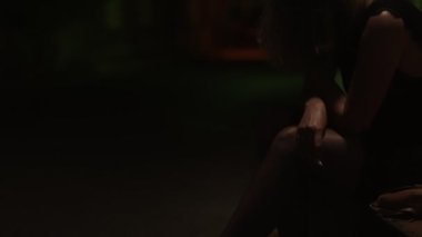 Sokakta sigara içen bir kadın fahişe..